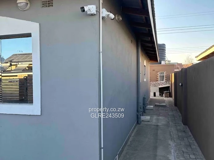 Modern Furnished 5-Bed Arlington Home — Borehole & Driveway