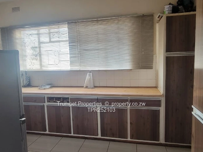 3-Bed Cotswold House - Fitted Kitchen, Flatlet & Garage