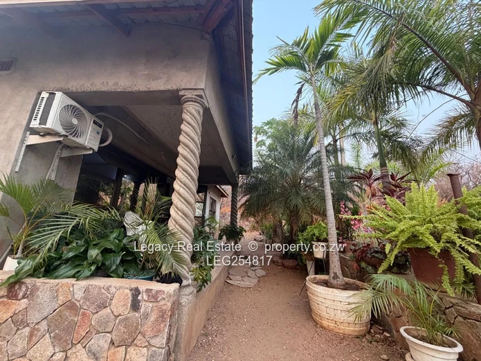 Kariba 3-Bed Home with Walled Garden, Cottage & Verandah