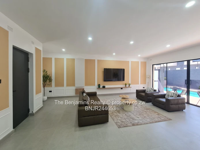 Modern 2-Bed Strathaven Duplex - Pool & Borehole