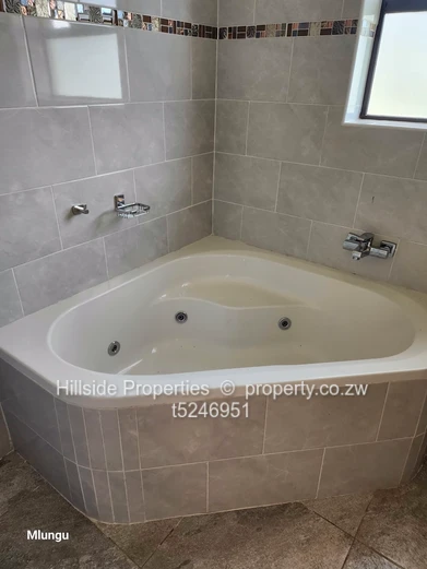 Manresa 6 bed house to Let 