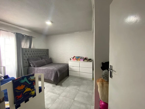 2 Bedroom Flat & Apartment