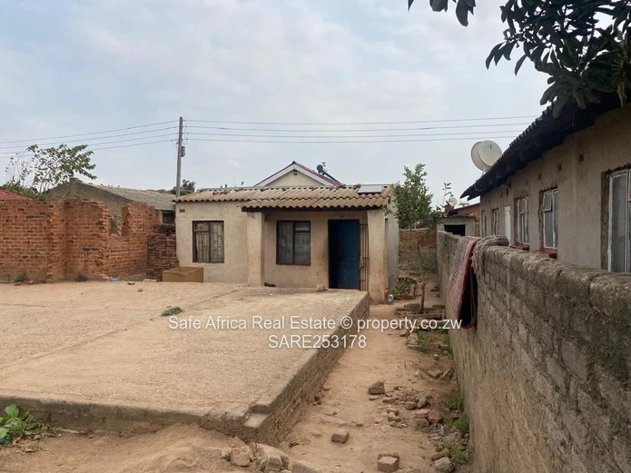 OLD GLEN- VIEW 7 VACANT  STAND WITH FOUNDATION AND APPROVED PLAN CLOSE TO CHITUBU SHOPS FOR SALE Pri