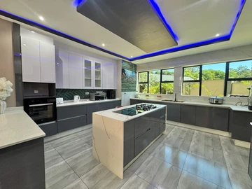 6 Bedroom House
