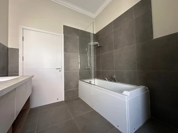 3 Bedroom Flat & Apartment