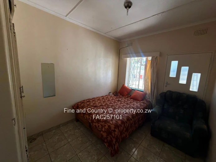Hillside 5-Bed Home in Brilliant Location
