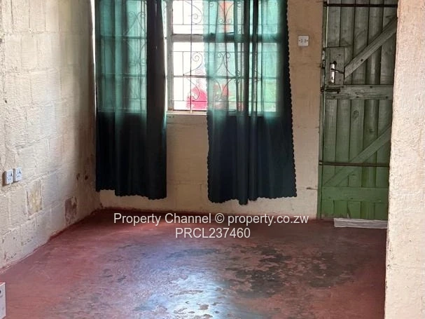 Compact 1-Bed in Zengeza — Walled Yard, Tank & Solar