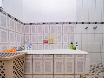 2 Bedroom Flat & Apartment