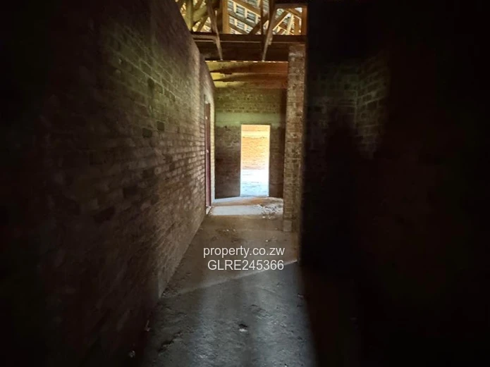 Unfinished 5-Bed 700 m² Home on 1 Acre in Bluff Hill