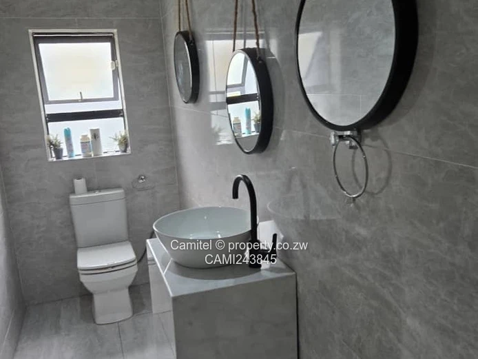 Stylish 4-Bed Ashdown Park: Island Kitchen, Borehole