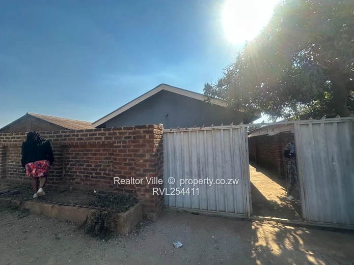 Walled & Gated 5-Bed Home in Warren Park – Borehole