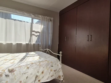 2 Bedroom Flat & Apartment