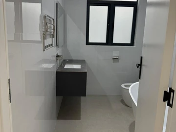 4 Bedroom Flat & Apartment