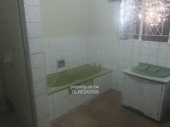 5-Bed Budiriro House -  Bath & En-suite