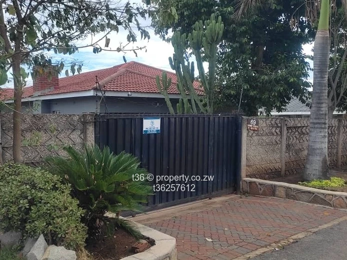 Emmaculate 3bedrooms molden kitchin