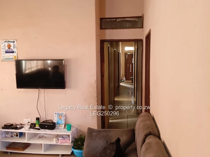 6-Bed, 1-Bath Home in Chitungwiza with Tiled Lounge