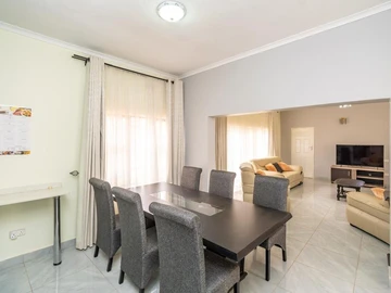 3 Bedroom Flat & Apartment