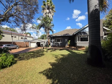 Home With Cottage In Greystone Park