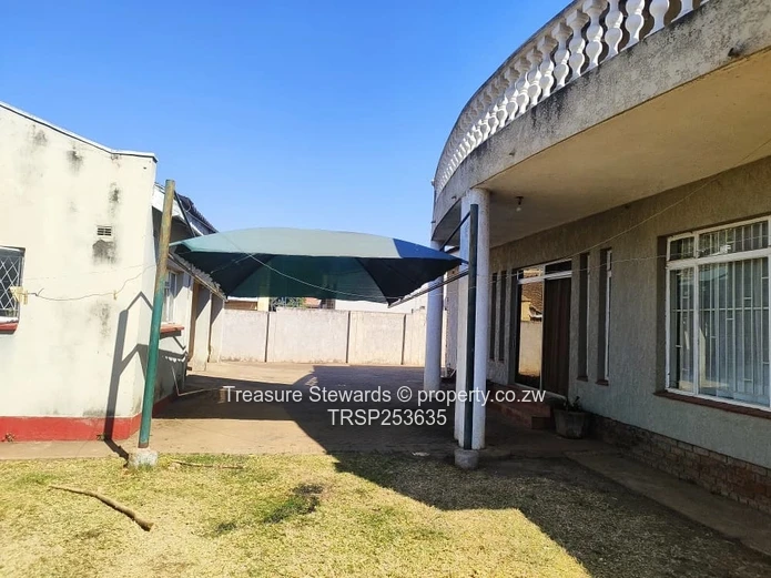 Elegant 4-Bed, 4-Bath Home in Westgate on 2000 m²
