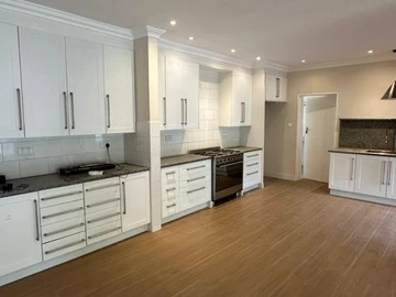 4 Bedroom Flat & Apartment