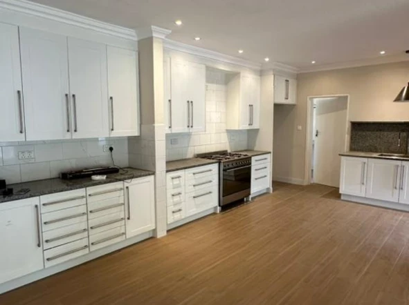 3 Bedroom Flat & Apartment