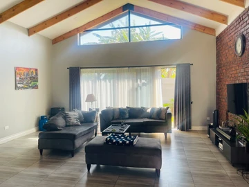 2 Bedroom Flat & Apartment