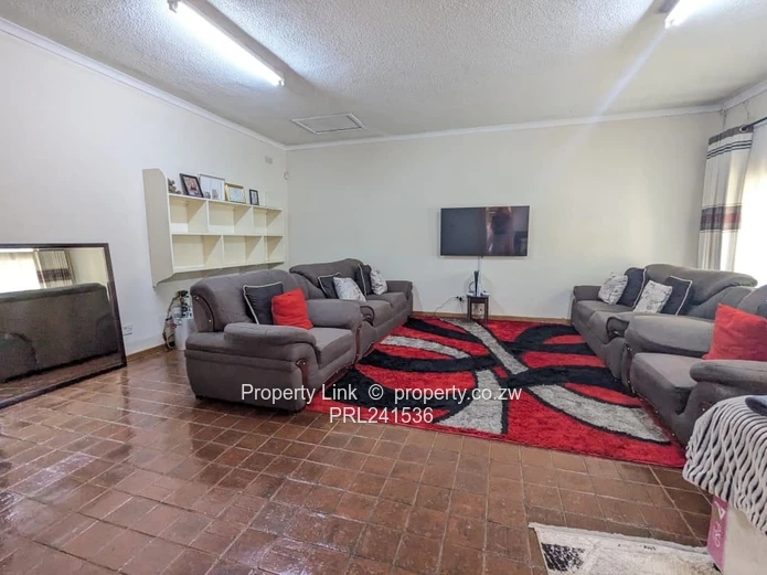 Home With Pool & Good Borehole - Available 1 May