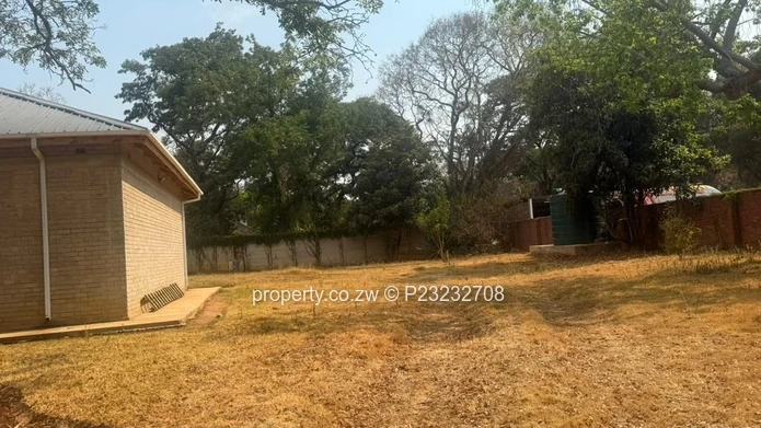 Newlands Office: 780m² with 10 Big Offices + a Conference Space on 6,100m² — Paved Drive & Borehole