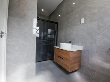 6 Bedroom House