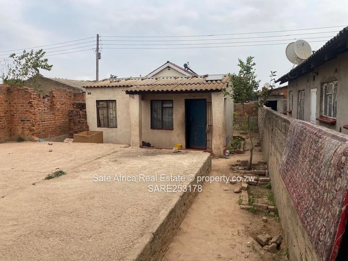 OLD GLEN- VIEW 7 VACANT  STAND WITH FOUNDATION AND APPROVED PLAN CLOSE TO CHITUBU SHOPS FOR SALE Pri