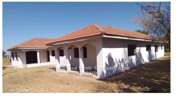 A stunning 1-hectare estate featuring dual residences, perfect for extended family                  