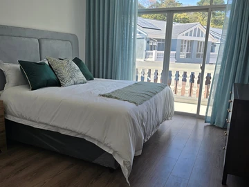 4 Bedroom Flat & Apartment