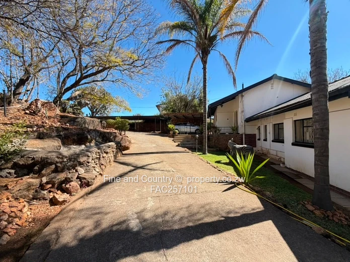 Hillside 5-Bed Home in Brilliant Location