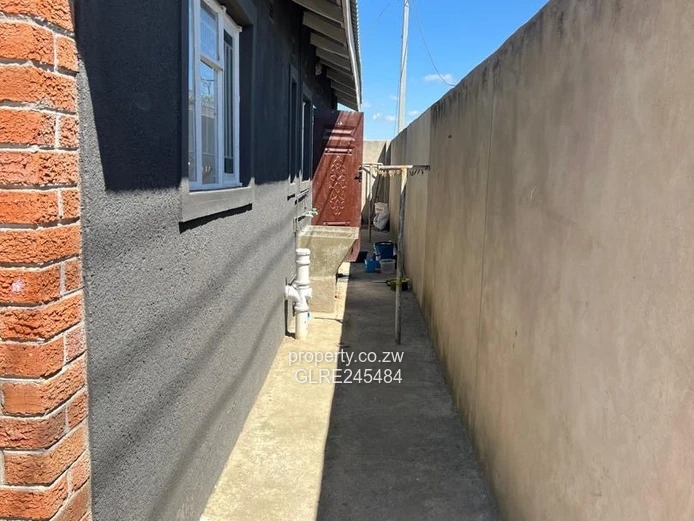 Paved, Walled 4-Bed Home with En-suite & Garden, Ruwa