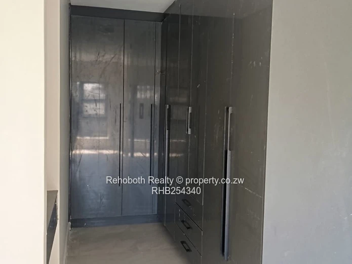 Spacious 2-Bed Marlborough Flat - Patio & Borehole
