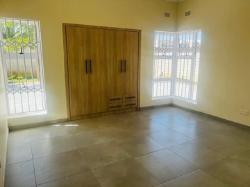 4 Bedroom Flat & Apartment