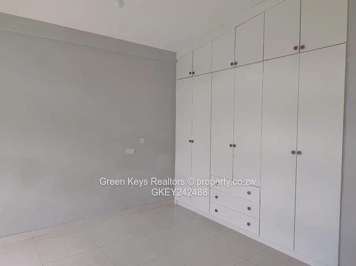 Gletwin Park: 4-Bed Home with Modern Kitchen & Fireplace