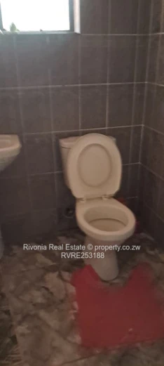 4-Bed Family Home in Nharira — 2440m² with Borehole