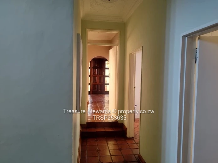 Elegant 4-Bed, 4-Bath Home in Westgate on 2000 m²