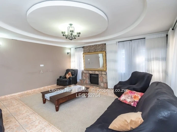 Strathaven 4-Bed Home 340m² - Pool, Borehole & Solar