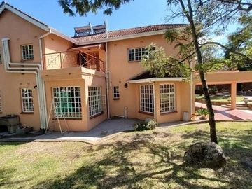 Family Home In Glen Lorne! 
