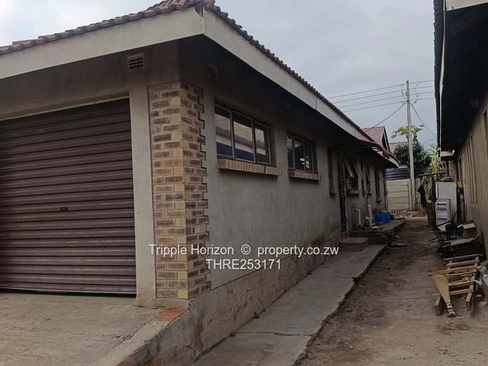 Riddle ridge Morden 3-Bed Home with Garage & Borehole 