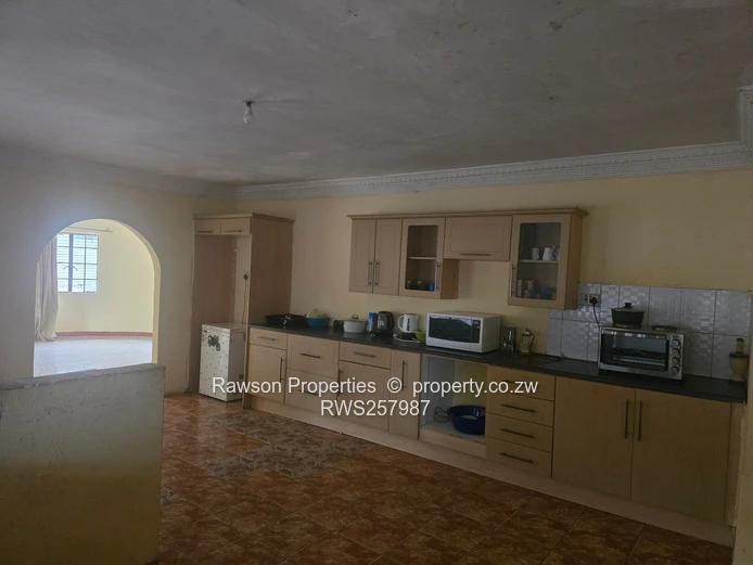 Walled & Gated 5-Bed in Mainway Meadows — Open-Plan Kitchen