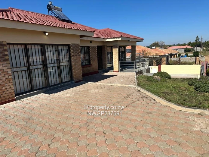 Selbourne Park 3-Bed Townhouse with Garage & Garden