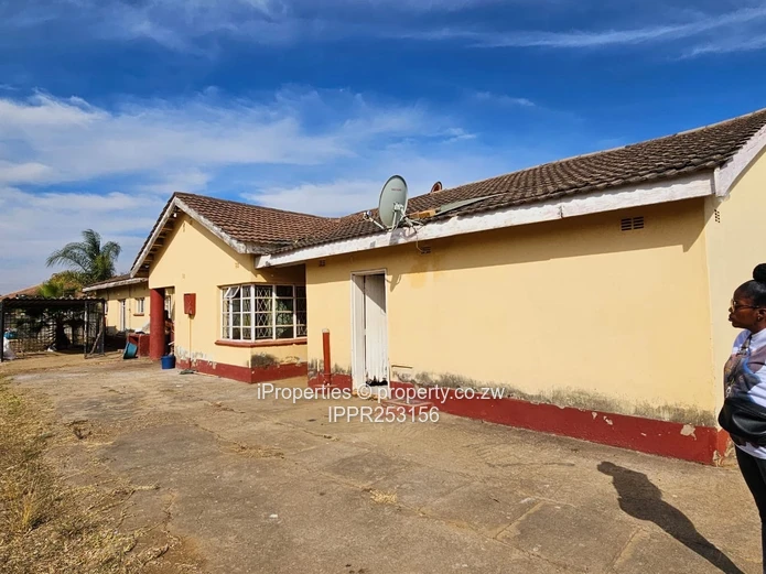 Large 5-Bed Walled Home on 4,588 m² — Water Tank & Garden