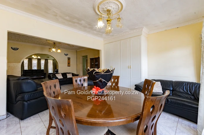 Charming Family Home In Zimre Park