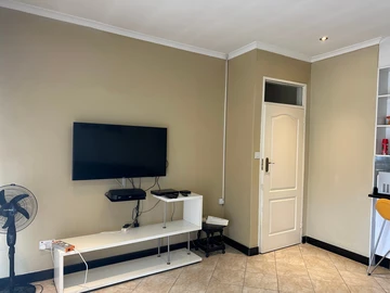 2 Bedroom Flat & Apartment