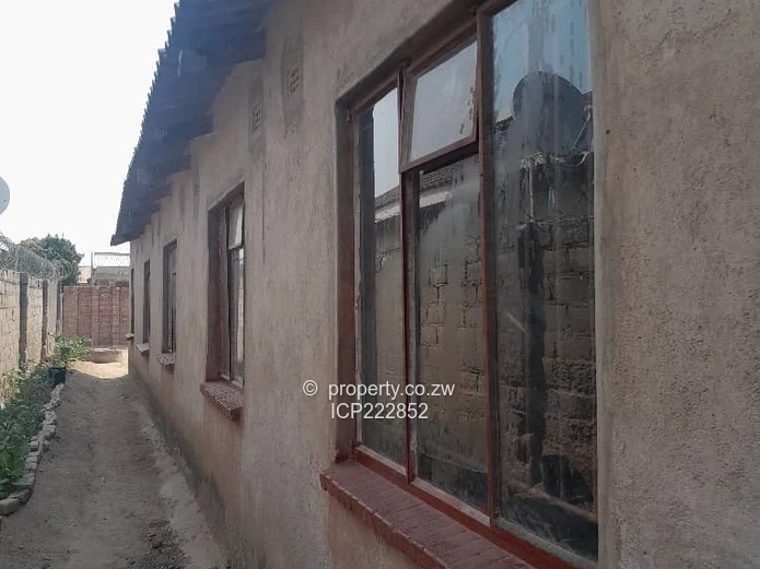 Spacious 7-Bedroom House for Sale in Chitungwiza, Zimbabwe! (Reduced to go) (Sole Mandate)