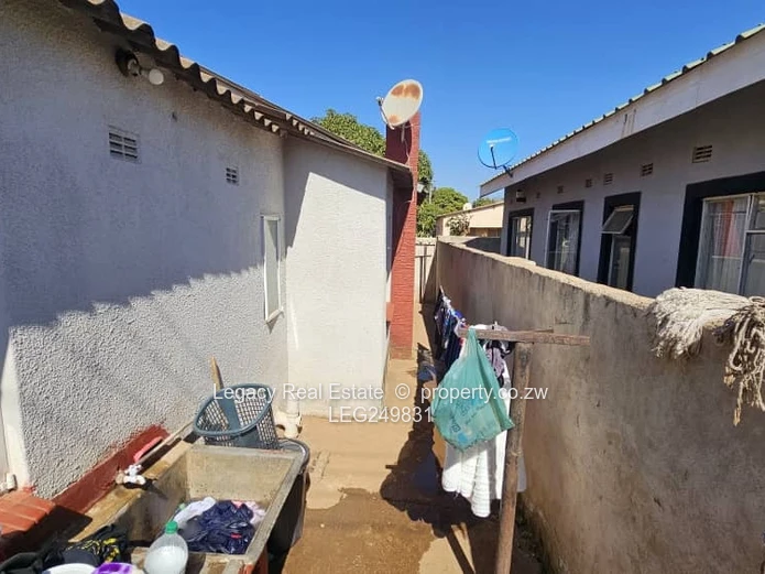 Cozy 3-Bed Walled Home in Kuwadzana - Verandah & Garden