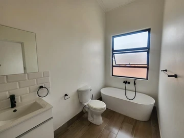 2 Bedroom Flat & Apartment